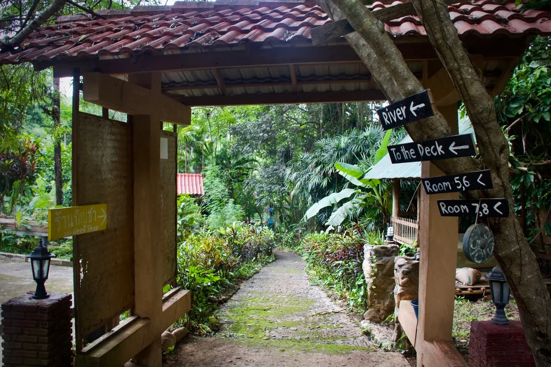 Garden entrance at Aerie Lodge with signs to the river, deck and rooms
