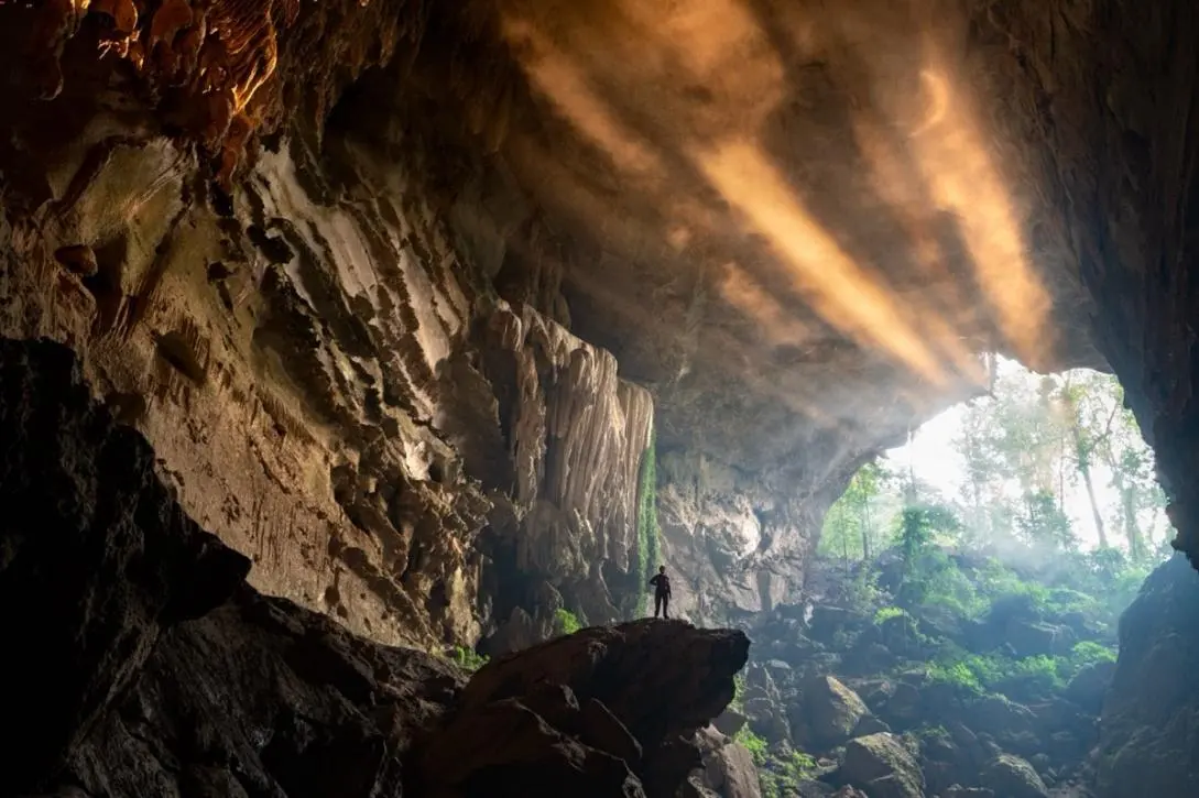 Sunbeams in the entrance chamber of Tham Nam Lang